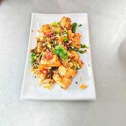 เป็นเต้าหู้ขาวนิ่มทอดเหลืองกรอบผัดพริกเกลือ