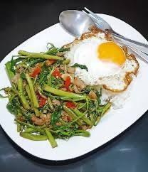 ผักบุ้งหมูราดข้าว