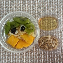 กรีกโยเกิร์ต มะม่วง กีวี่