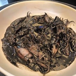 หมึกกระตอยผัดน้ำดำ