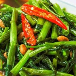 ผัดผักบุ้งไฟแดง เป็นกับ