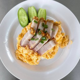 ข้าวหน้าไข่ข้นหมูกรอบ