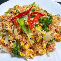 ข้าวราดผัดแหนมใส่ไข่