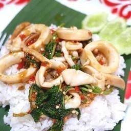 ข้าวกะเพราหมึก(ร้านนิชาภัทร)