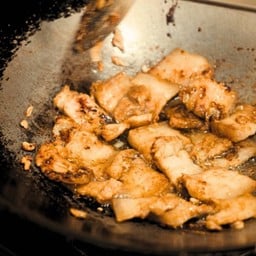 สามชั้นผัดน้ำปลาหวาน