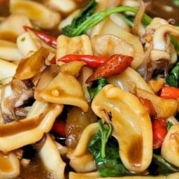 หมึกผัดโหระพา เป็นกับ