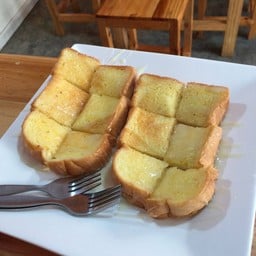 ขนมปังปิ้ง เนยนม น้ำตาล