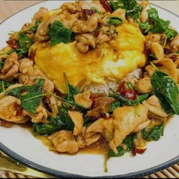 กระเพราไก่ไข่ข้น