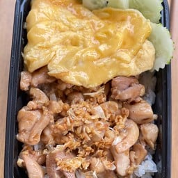 ข้่าวหน้าไก่กระเทียมไข่ข้น