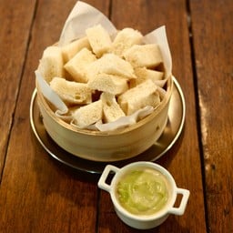 ขนมปังนึ่ง สังขยาใบเตย