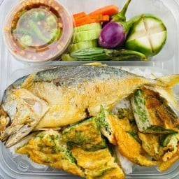 ครัวบ้านแอมป์ ข้าวน้ำพริกกะปิปลาทูทอดผักสด (ร้านเดียวกับร้านวราหลังวัดอิน)