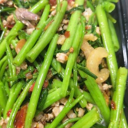 ผัดผักบุ้งหมูสับราดข้าว