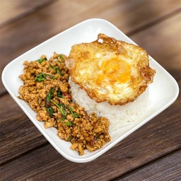 หมูสับผัดกะเพรา ราดข้าว