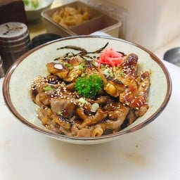 ข้าวหน้าไก่ย่างและเนื้อย่างเทริยากิ