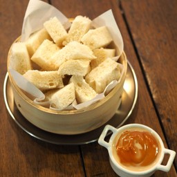 ขนมปังนึ่ง สังขยาชาไทย