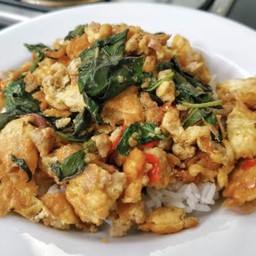 ข้าวไข่เจียวผัดกะเพรา