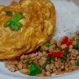 กระเพราหมูสับไข่เจียว