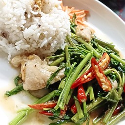 ผัดผักบุ้ง หมูนุ่ม ราดข้าว