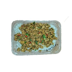 กระเพราหมูสับราดข้าว