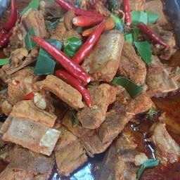 ผัดพริกแกงกระดูกหมู