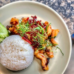คอหมูผัดพริกแห้ง ราดข้าว