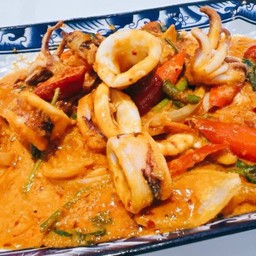 ปลาหมึกผัดไข่เค็ม Stir-Fried Squid With Salted Egg