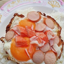 ข้าวดาวไข่แฝด ไส้กรอก-ปูอัด