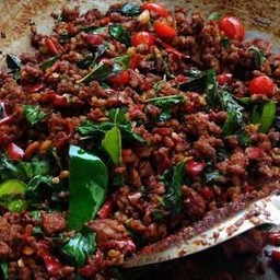 กะเพราเนื้อโคขุนราดข้าว