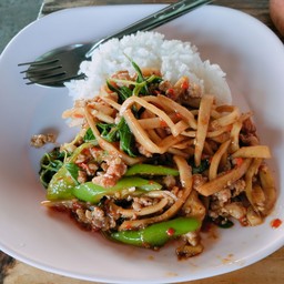 ผัดกระเพราหน่อไม้หมูสับ ราดข้าว