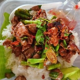 กระเพราเครื่องในไก่