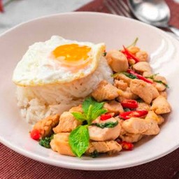 กระเพราไก่ไข่ดาว