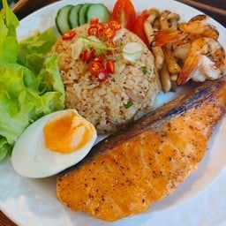 ข้าวยำสมุนไพรแซลมอนย่าง