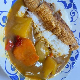 ข้าวแกงกะหรี่หมูกรอบ