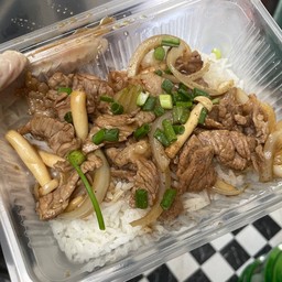 ข้าวราดผัดน้ำมันหอย