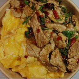 กระเพราหมูชิ้นไข่ข้น