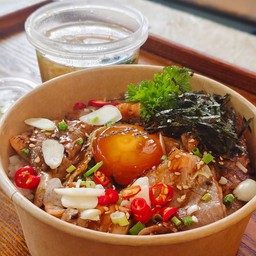 211 ข้าวบราวน์แซลมอนย่างพริกกระเทียมไข่ดอง