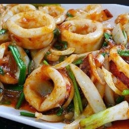 ปลาหมึกผัดนำ้พริกเผาราดข้าว+ไข่ดาว