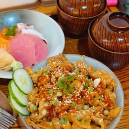 223 ข้าวหน้าหมูสไลด์ผัดซอสโคชูจัง