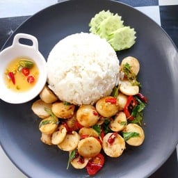 ข้าวผัดกนะเพราลูกชิ้น(หมู)