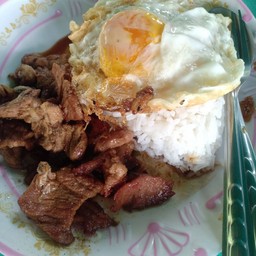 ข้้าวหมูกระเทียมไข่ดาว