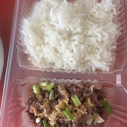 ข้าวราดเนื้อสับกระเทียม