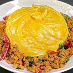 ข้าวกะเพราหมูสับไข่ข้น