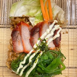 ยากิโซบะ หมูแดง+ยำสาหร่าย