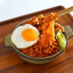 RAMYEON SPICY BULDAK WITH FRIED CHICKEN - รามยอนซอสเผ็ดบลูดักไก่ทอด