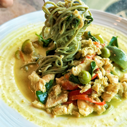 บะหมี่อัลมอนเคลแกงเขียวหวานไก่