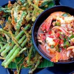 ยำผักบุ้งกรอบ