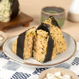 ข้าวปั้นแซลมอนซอสต้มยำ