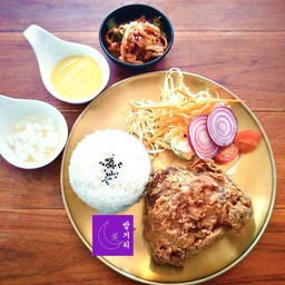 Set  C สะโพกไก่ทอด+ข้าว+หัวไชเท้า+กิมจิ  Fried Chicken Thighs with rice