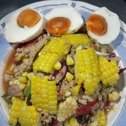 ยำข้าวโพดใส่ไข่เค็ม