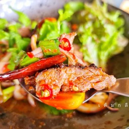 ยำสันคอหมูย่าง